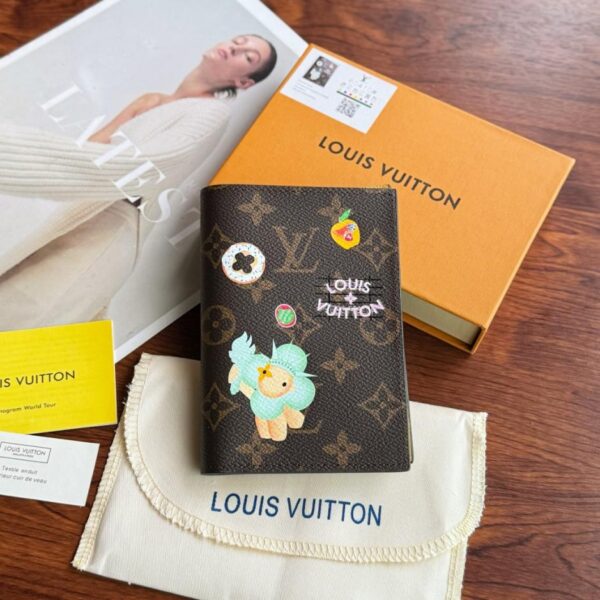 réplica,joyas,joyería,1:1,replica,fake,lujo,barato Nuevo porta pasaporte LV, funda original para pasaporte, marca Mascot Vivienne (9)