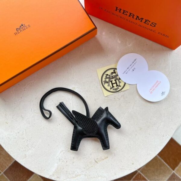 réplica,joyas,joyería,1:1,replica,fake,lujo,barato Llavero colgante para bolso HERMES Rodeo Pegasus, cosido a mano en piel de cordero y piel de lagarto auténtica (RGX3I)