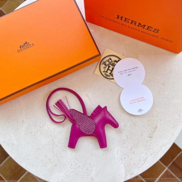réplica,joyas,joyería,1:1,replica,fake,lujo,barato Llavero con colgante de bolso Louis Vuitton con corazón 3D rosa (8UUVB)