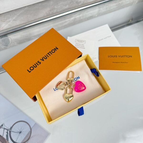 réplica,joyas,joyería,1:1,replica,fake,lujo,barato Llavero con colgante de bolso Louis Vuitton con corazón 3D rosa (8UUVB)