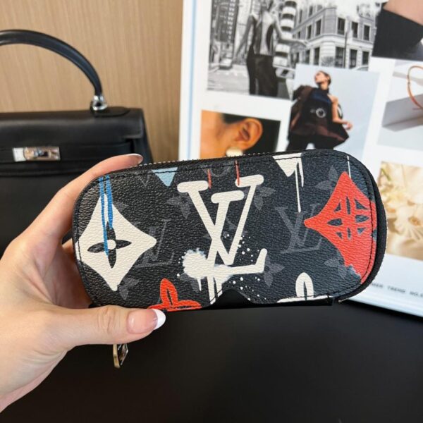 réplica,joyas,joyería,1:1,replica,fake,lujo,barato Nuevo producto, 17 colores, estuche grande para gafas, nuevo estuche para gafas WOODY de Louis Vuitton, estuche para gafas de sol código G10654 (AXYF7)