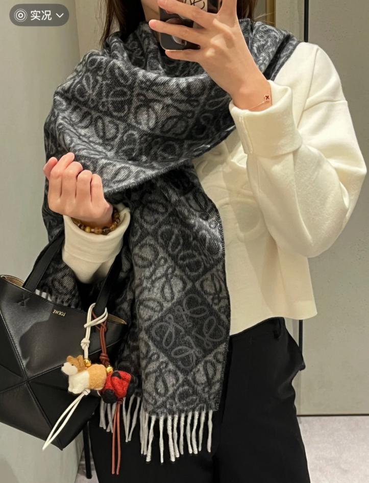 réplica,joyas,joyería,1:1,replica,fake,lujo,barato réplica,joyas,joyería,1:1,replica,fake,lujo,barato Bufanda Loewe de lana y cachemir de doble faz con ribete en las esquinas que presenta un logotipo bordado Anagram con mechones (2F1R3)