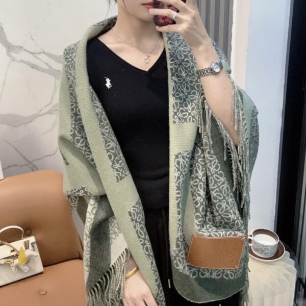 réplica,joyas,joyería,1:1,replica,fake,lujo,barato Nueva manta-chal de lana jacquard bicolor color camel y té con leche color caqui verde de Loewe (NISY3)