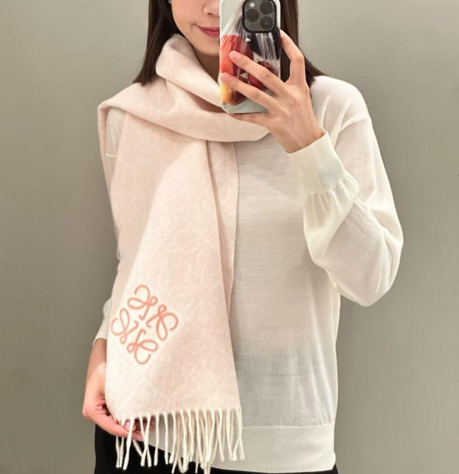 réplica,joyas,joyería,1:1,replica,fake,lujo,barato réplica,joyas,joyería,1:1,replica,fake,lujo,barato La nueva bufanda de lana y cachemir de doble faz de Loewe presenta un patrón jacquard Anagram de cuadros bicolor (DGD0Q).