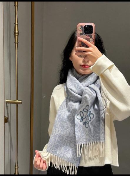 réplica,joyas,joyería,1:1,replica,fake,lujo,barato La nueva bufanda de lana y cachemir de doble faz de Loewe presenta un patrón de cuadros bicolor con un diseño jacquard de anagrama (FHRBR).