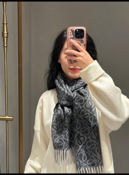 réplica,joyas,joyería,1:1,replica,fake,lujo,barato La nueva bufanda de lana y cachemir de doble faz de Loewe está adornada con un patrón jacquard Anagram de cuadros bicolor (JILS1).
