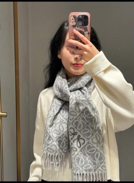 réplica,joyas,joyería,1:1,replica,fake,lujo,barato La nueva bufanda de lana y cachemir de doble faz de Loewe presenta un patrón de cuadros bicolor con un diseño jacquard de anagrama (FHRBR).