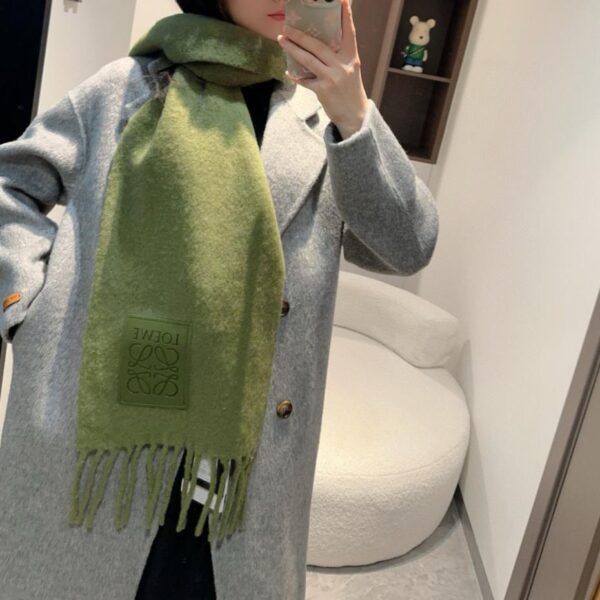 réplica,joyas,joyería,1:1,replica,fake,lujo,barato El nuevo pañuelo de mohair colorido de Loewe (IFFQF)
