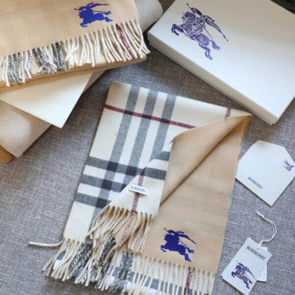 réplica,joyas,joyería,1:1,replica,fake,lujo,barato El último pañuelo de cachemir a cuadros de doble cara de Burberry con bordados, estampados y jacquard (6WOLQ).