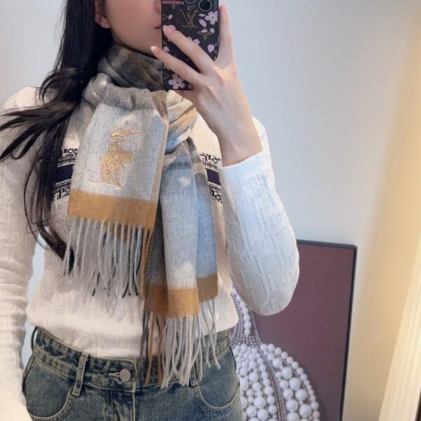 réplica,joyas,joyería,1:1,replica,fake,lujo,barato El último pañuelo de estilo boutique de Burberry, confeccionado con tejido de doble capa teñido en hilo de primera calidad y 100% cachemir de seda premium (K00LZ).