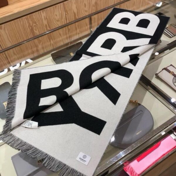 réplica,joyas,joyería,1:1,replica,fake,lujo,barato El último pañuelo de estilo boutique de Burberry, confeccionado con tejido de doble capa teñido en hilo de primera calidad y 100% cachemir de seda premium (S8NRX).