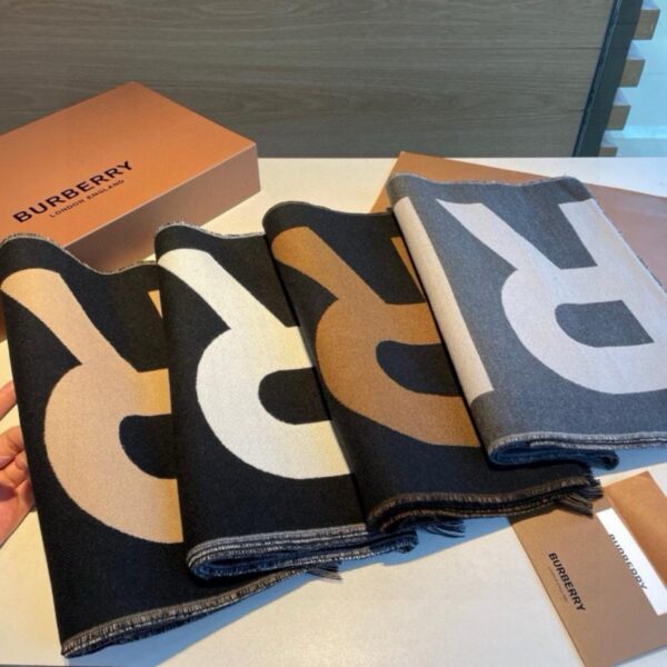 réplica,joyas,joyería,1:1,replica,fake,lujo,barato El último pañuelo de estilo boutique de Burberry, confeccionado con tejido de doble capa teñido en hilo de primera calidad y 100% cachemir de seda premium (T7ADD).