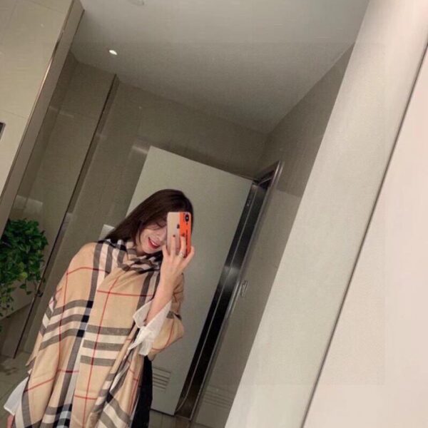 réplica,joyas,joyería,1:1,replica,fake,lujo,barato El último pañuelo de estilo boutique de Burberry, confeccionado con tejido de doble capa teñido en hilo de primera calidad y 100% cachemir de seda premium (T7ADD).