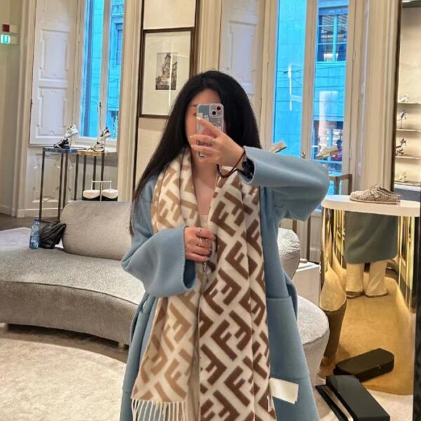 réplica,joyas,joyería,1:1,replica,fake,lujo,barato Bufanda de cachemir de doble cara con degradado de monograma Fendi, estilo suave y delicado de doble cara (BAY34)