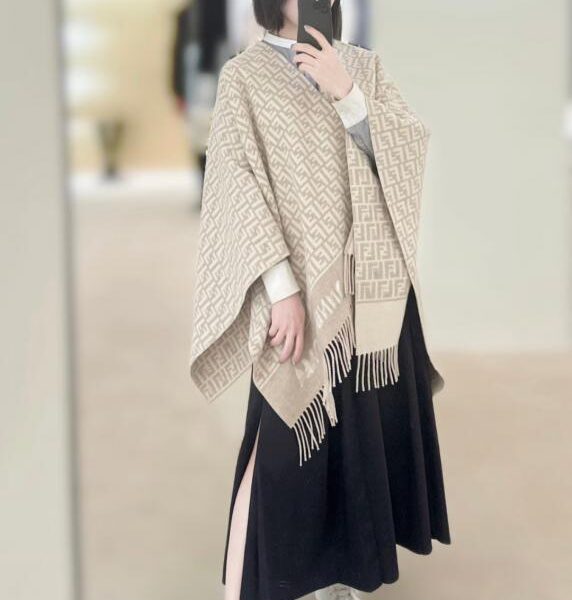 réplica,joyas,joyería,1:1,replica,fake,lujo,barato Bufanda de cachemir de doble cara con degradado de monograma Fendi, estilo suave y delicado de doble cara (2W00H)