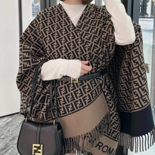 réplica,joyas,joyería,1:1,replica,fake,lujo,barato Capa/chal de edición limitada de Fendi, disponible en boutiques (EIKN7).