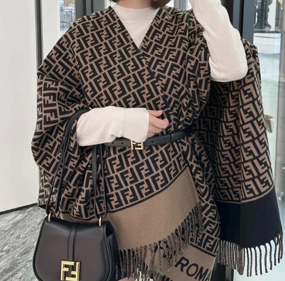 réplica,joyas,joyería,1:1,replica,fake,lujo,barato réplica,joyas,joyería,1:1,replica,fake,lujo,barato Capa/chal de edición limitada de Fendi, disponible en boutiques (EIKN7).