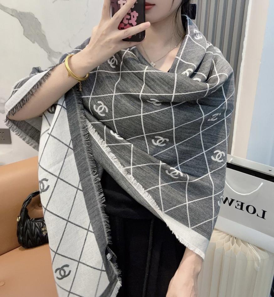 réplica,joyas,joyería,1:1,replica,fake,lujo,barato réplica,joyas,joyería,1:1,replica,fake,lujo,barato El último pañuelo cuadrado de terciopelo de Chanel presenta un diseño clásico de camelias y un elegante estilo Coco.