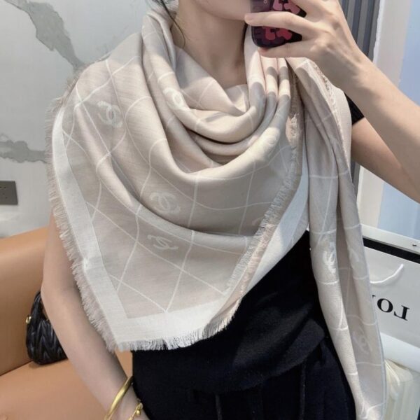 réplica,joyas,joyería,1:1,replica,fake,lujo,barato El último pañuelo cuadrado de terciopelo de Chanel presenta un diseño clásico de camelia y un elegante estilo Coco (V5S8E).