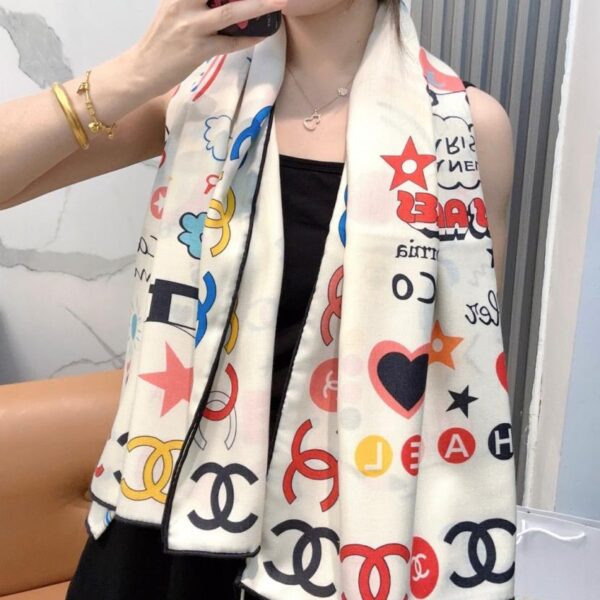 réplica,joyas,joyería,1:1,replica,fake,lujo,barato El último pañuelo de terciopelo de Chanel presenta un diseño clásico de camelia y un elegante estilo Coco (D9TNF).