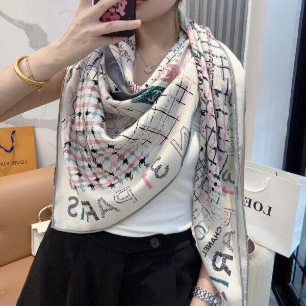 réplica,joyas,joyería,1:1,replica,fake,lujo,barato El último pañuelo cuadrado de terciopelo de Chanel, con un diseño clásico de camelia y un elegante estilo Coco (SKG2T).