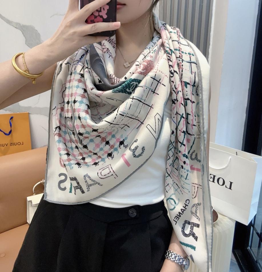 réplica,joyas,joyería,1:1,replica,fake,lujo,barato réplica,joyas,joyería,1:1,replica,fake,lujo,barato El último pañuelo cuadrado de terciopelo de Chanel, con un diseño clásico de camelia y un elegante estilo Coco (SKG2T).