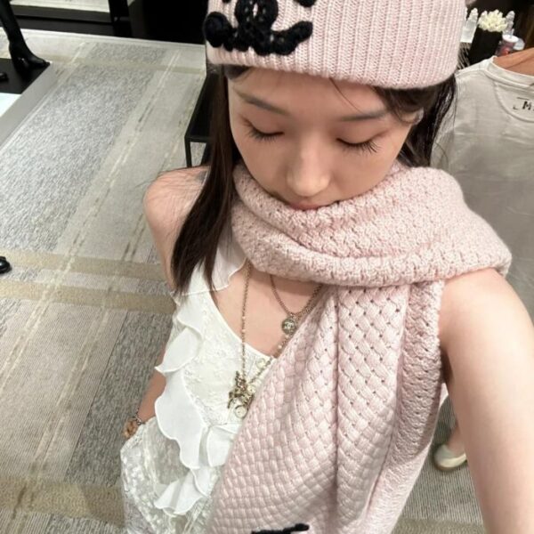 réplica,joyas,joyería,1:1,replica,fake,lujo,barato Conjunto de bufanda y gorro Chanel de cachemir texturizado tejido acanalado (ZI9Q5) con logotipo doble C.
