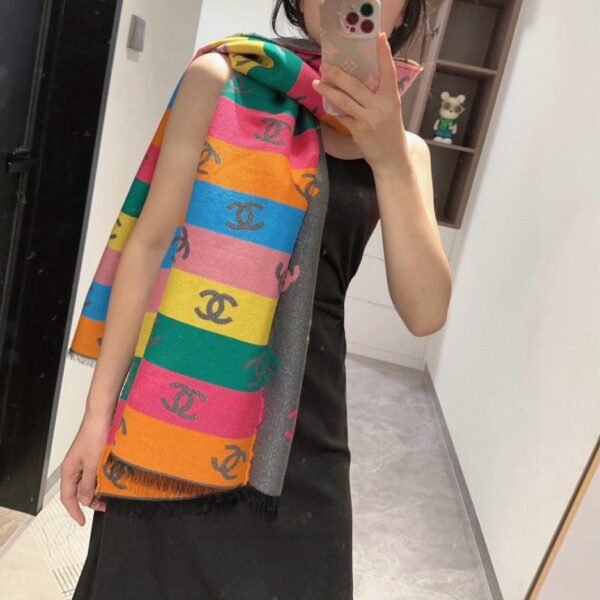 réplica,joyas,joyería,1:1,replica,fake,lujo,barato La nueva colección de principios de primavera de Chanel incluye una bufanda/chal brillante de arcoíris (EUUM1).