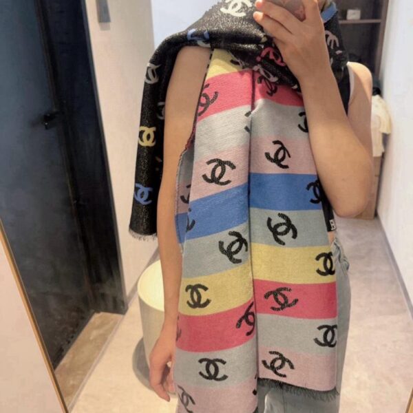 réplica,joyas,joyería,1:1,replica,fake,lujo,barato La nueva colección de principios de primavera de Chanel incluye una bufanda/chal brillante de arcoíris (VWNUM).
