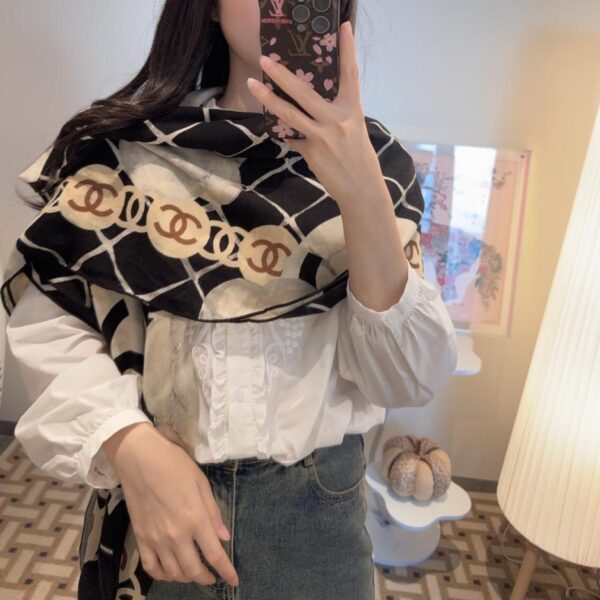 réplica,joyas,joyería,1:1,replica,fake,lujo,barato El último pañuelo de terciopelo acolchado de Chanel presenta un diseño clásico de camelia y un elegante estilo Coco (HOZW8).