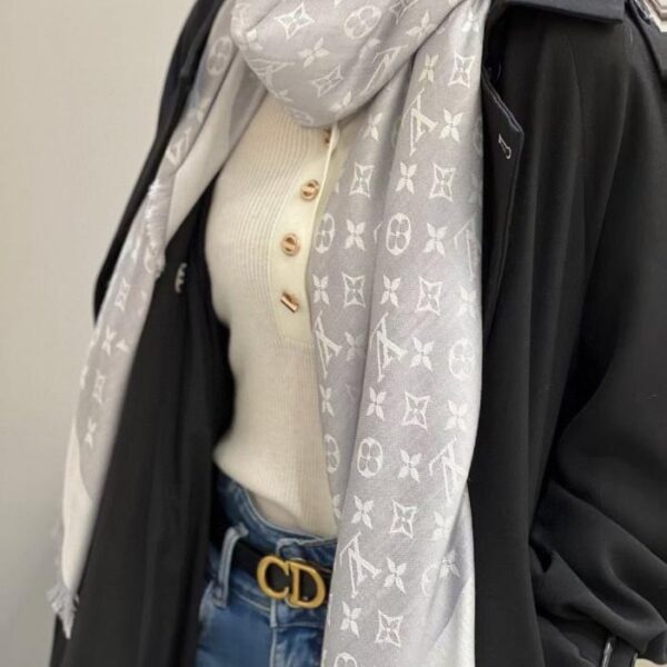 réplica,joyas,joyería,1:1,replica,fake,lujo,barato Diseño clásico de Louis Vuitton en gris claro con sutil patrón Monogram jacquard (0B2QU)