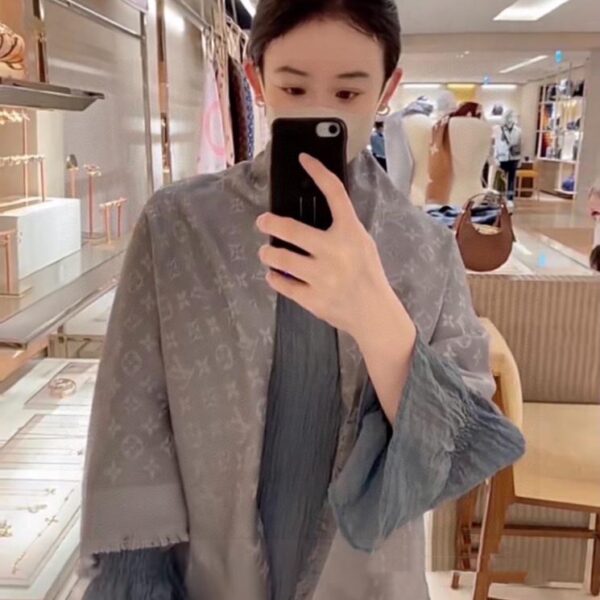 réplica,joyas,joyería,1:1,replica,fake,lujo,barato Diseño clásico de Louis Vuitton en gris claro con sutil patrón Monogram jacquard (KXYC4)