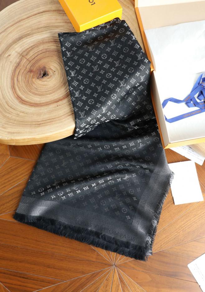 réplica,joyas,joyería,1:1,replica,fake,lujo,barato réplica,joyas,joyería,1:1,replica,fake,lujo,barato Pañuelo cuadrado con hilo plateado y logo pequeño de LV, tres colores (21HZK)