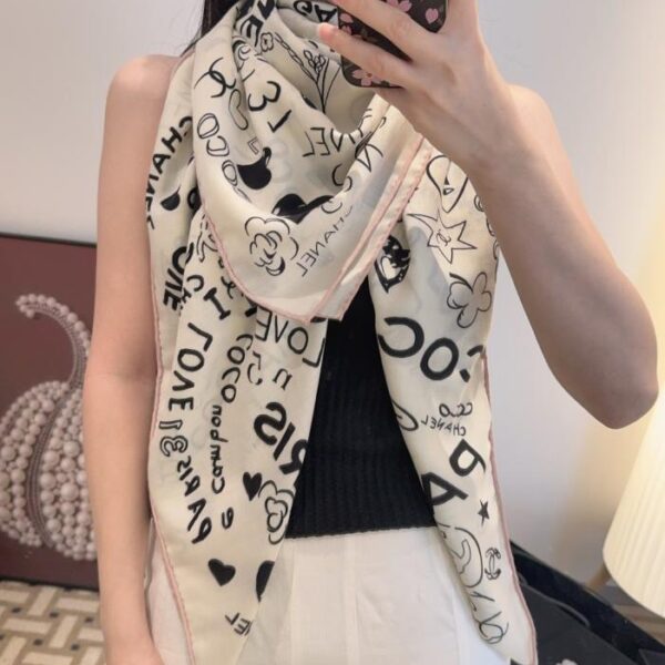 réplica,joyas,joyería,1:1,replica,fake,lujo,barato Elegancia clásica de camelia al estilo Coco: el último pañuelo cuadrado de terciopelo de Chanel (99IU4)