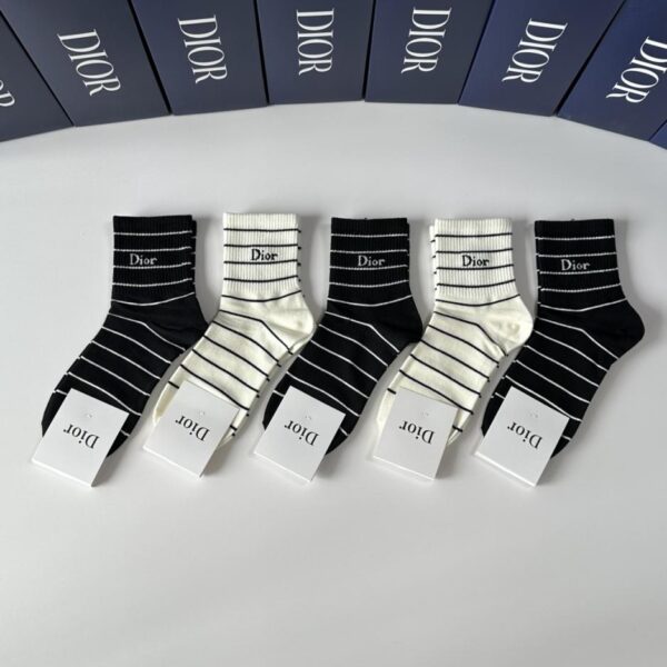 réplica,joyas,joyería,1:1,replica,fake,lujo,barato Nuevos calcetines de media caña de DIOR, cinco pares por caja (CVC2Y)