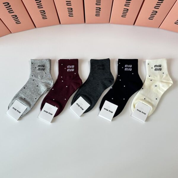 réplica,joyas,joyería,1:1,replica,fake,lujo,barato Nuevos calcetines de media caña de MiuMiu, cinco pares por caja (2F4IG)