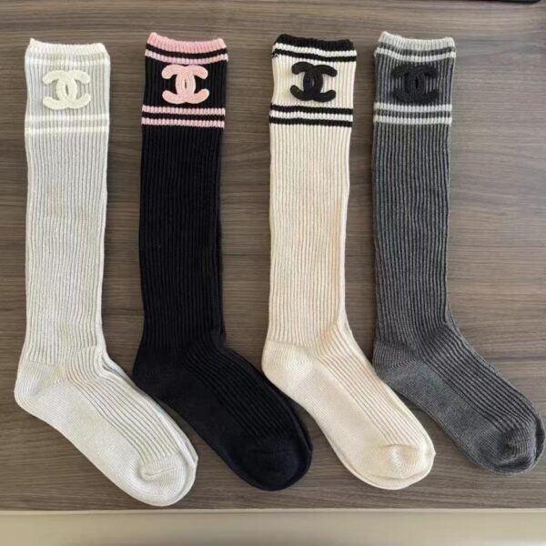 réplica,joyas,joyería,1:1,replica,fake,lujo,barato Chanel ya está enviando sus nuevas medias de cachemir de doble aguja desde su sitio web oficial. Un par por caja (AKGUG).