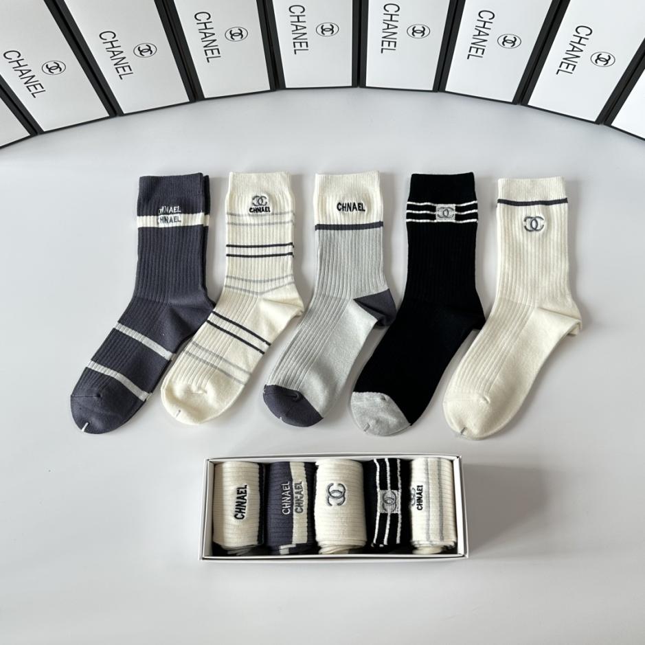 réplica,joyas,joyería,1:1,replica,fake,lujo,barato réplica,joyas,joyería,1:1,replica,fake,lujo,barato Nuevos calcetines midi bordados de Chanel, cinco pares por caja (M3ZMC)