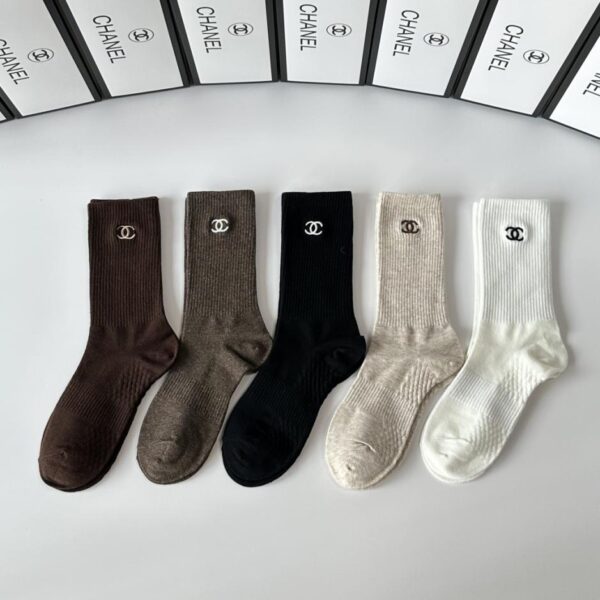 réplica,joyas,joyería,1:1,replica,fake,lujo,barato Nuevos calcetines midi bordados de Chanel, cinco pares por caja (R2AY3)