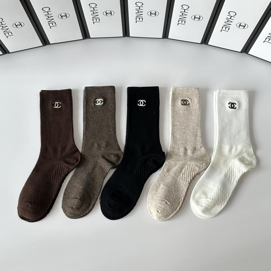 réplica,joyas,joyería,1:1,replica,fake,lujo,barato réplica,joyas,joyería,1:1,replica,fake,lujo,barato Nuevos calcetines midi bordados de Chanel, cinco pares por caja (R7S64)
