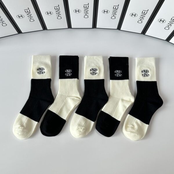 réplica,joyas,joyería,1:1,replica,fake,lujo,barato Nuevos calcetines midi bordados de Chanel, cinco pares por caja (WBCA2)