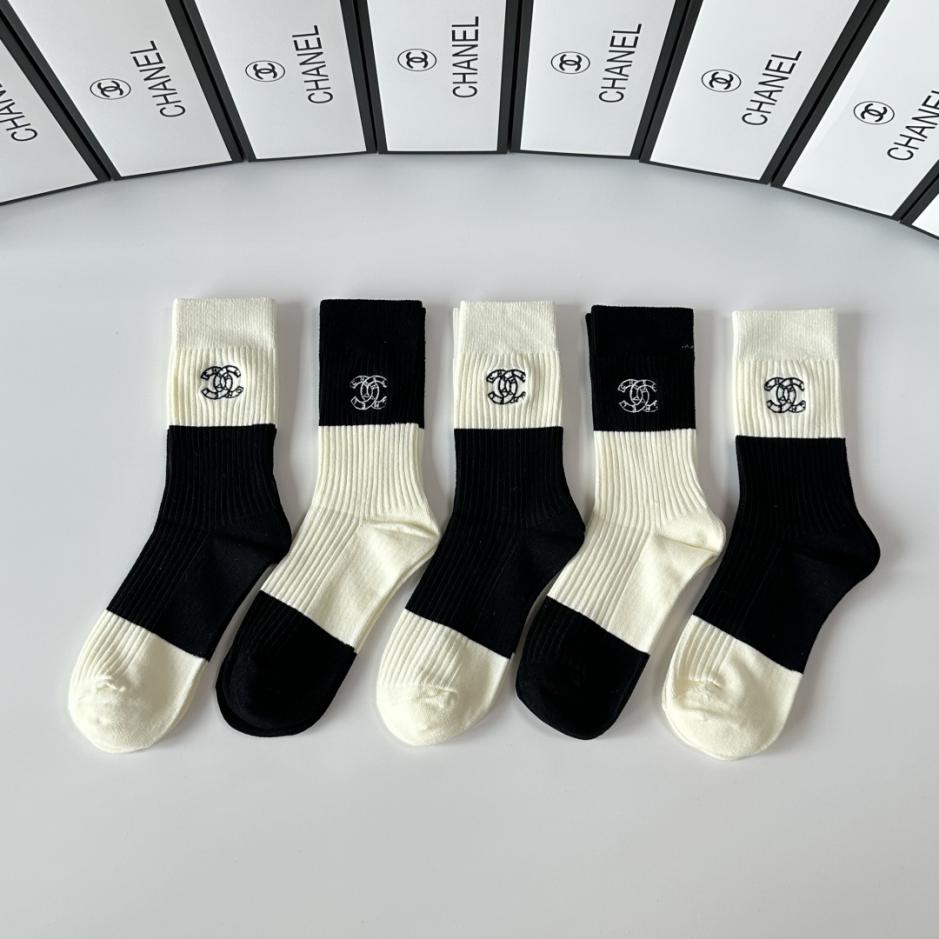réplica,joyas,joyería,1:1,replica,fake,lujo,barato réplica,joyas,joyería,1:1,replica,fake,lujo,barato Nuevos calcetines midi bordados de Chanel, cinco pares por caja (R2AY3)