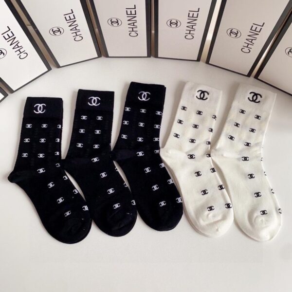 réplica,joyas,joyería,1:1,replica,fake,lujo,barato Nuevos calcetines clásicos bordados de media caña de Chanel, cinco pares por caja (L23ZT)