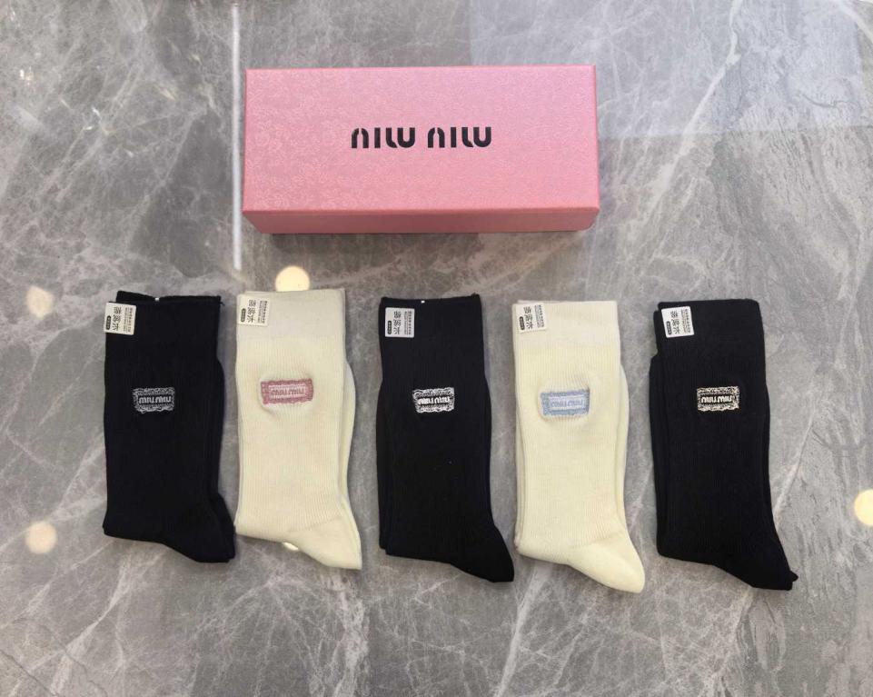 réplica,joyas,joyería,1:1,replica,fake,lujo,barato réplica,joyas,joyería,1:1,replica,fake,lujo,barato Calcetines MiuMiu New Cashmere bordados de media caña, 5 pares por caja (OU943)