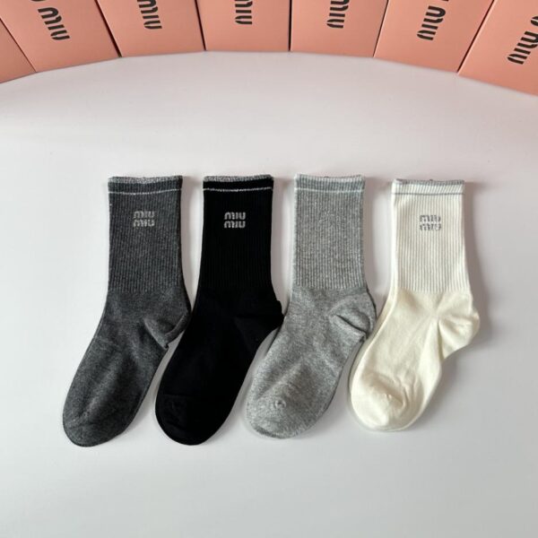réplica,joyas,joyería,1:1,replica,fake,lujo,barato Nuevos calcetines clásicos de media caña de MiuMiu con estampado por transferencia térmica, cuatro pares por caja (5Q9WC)