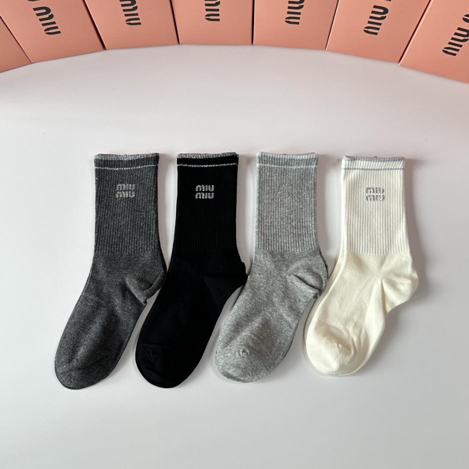 réplica,joyas,joyería,1:1,replica,fake,lujo,barato réplica,joyas,joyería,1:1,replica,fake,lujo,barato Nuevos calcetines clásicos de media caña de MiuMiu con estampado por transferencia térmica, cuatro pares por caja (5Q9WC)