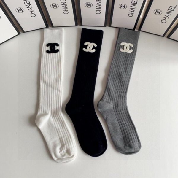 réplica,joyas,joyería,1:1,replica,fake,lujo,barato Ya están disponibles los nuevos calcetines altos de lujo de Chanel, dos pares por caja (HWHJH).