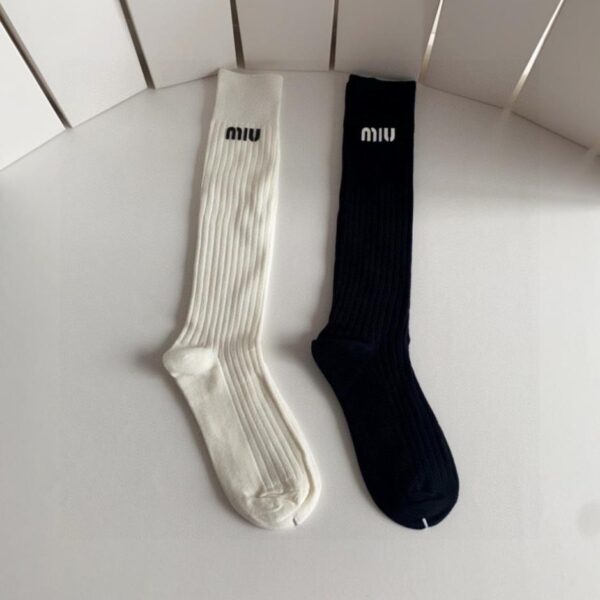 réplica,joyas,joyería,1:1,replica,fake,lujo,barato MiuMiu está enviando sus nuevos calcetines de lujo hasta la rodilla, dos pares por caja (talla 34GFQ).
