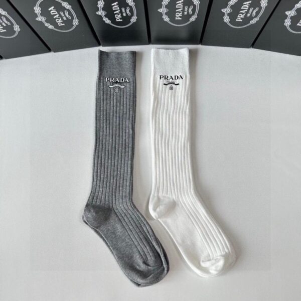 réplica,joyas,joyería,1:1,replica,fake,lujo,barato PRADA está enviando sus nuevos calcetines de lujo hasta la rodilla, dos pares por caja (078OB).
