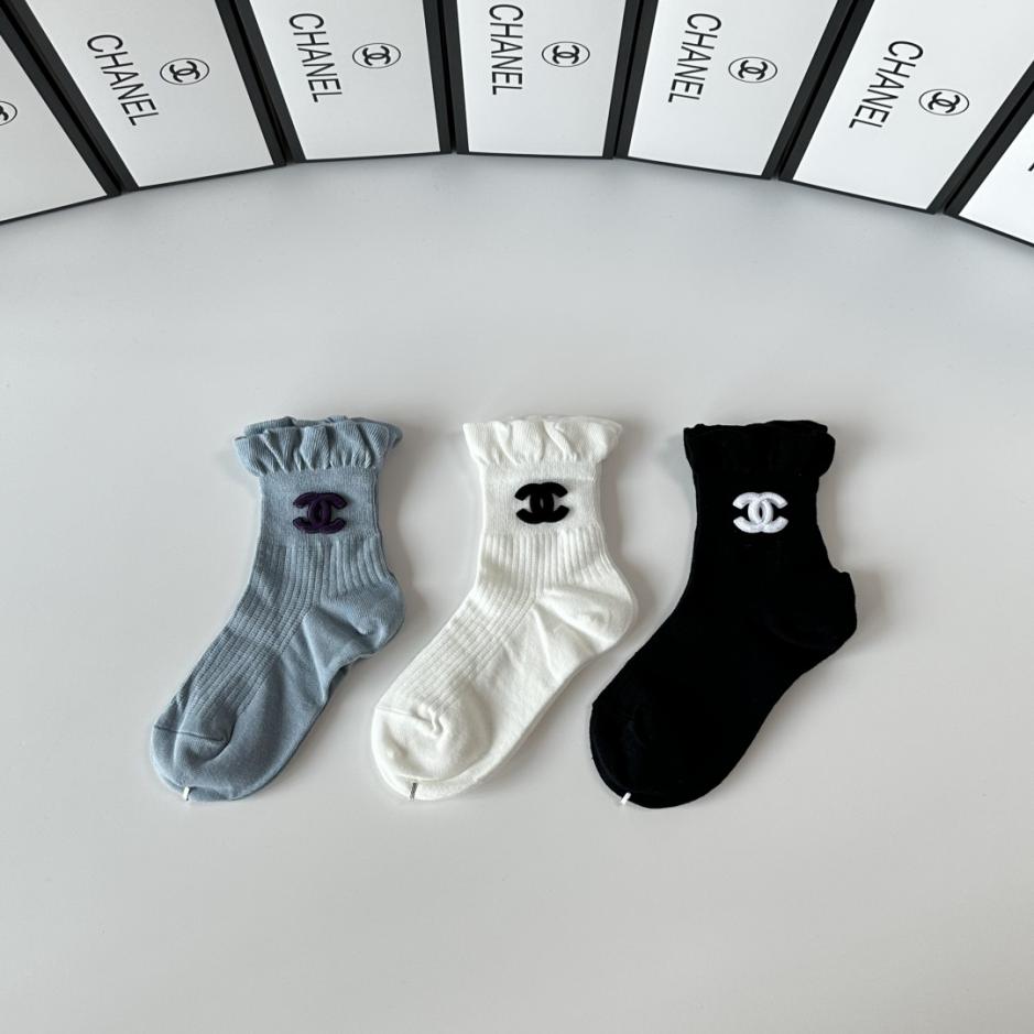 réplica,joyas,joyería,1:1,replica,fake,lujo,barato réplica,joyas,joyería,1:1,replica,fake,lujo,barato Nuevos calcetines de media caña adornados de Chanel, tres pares por caja (QYJOH)